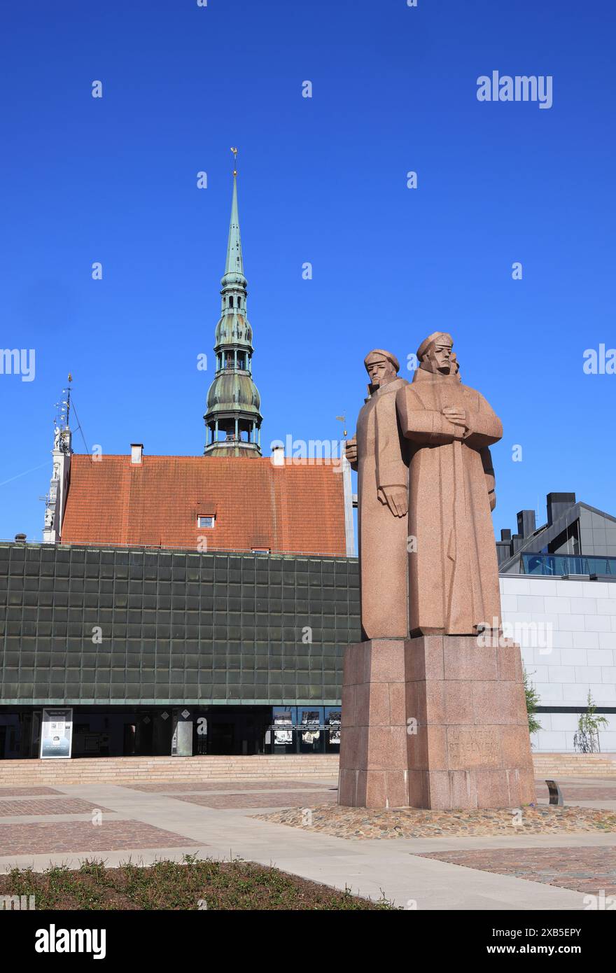 Statue en l'honneur des tirailleurs lettons rouges devant l'occupation soviétique de la Lettonie Musée, créé en 1993, à Riga, la capitale. Banque D'Images