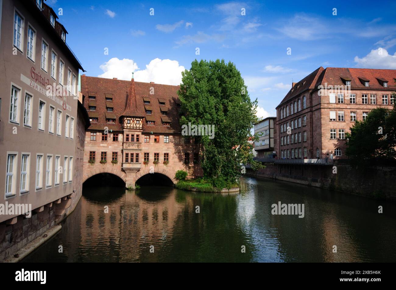 Allemagne, Bavière, Nuremberg, Heilig Geist Spitalt Holy Spitit ou Holy Ghost Hospital sur la rivière Pegnitz Banque D'Images