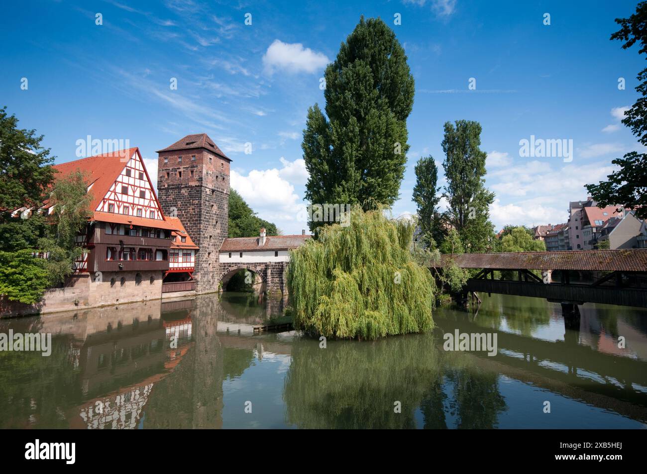 Allemagne, Bavière, Nuremberg, vue de bourreaux Bridge et boutique de vins à rivière Pegnitz. Banque D'Images