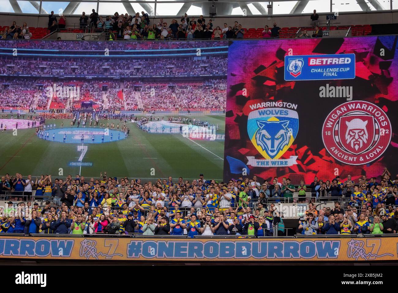 Finale de la Betfred Challenge Cup 2024 à Wembley entre Warrington et Wigan. Les fans de Warrington applaudissent Rob Burrow sous le grand écran Banque D'Images