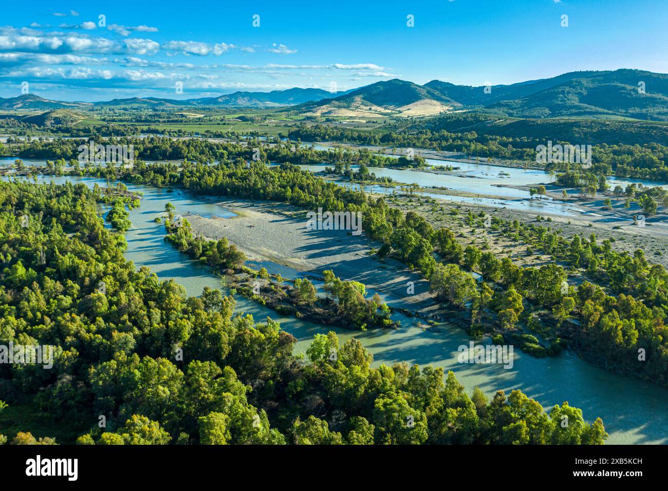 Vue aérienne de la rivière Rio Maule, coulant à travers le paysage agricole, centre du Chili Banque D'Images