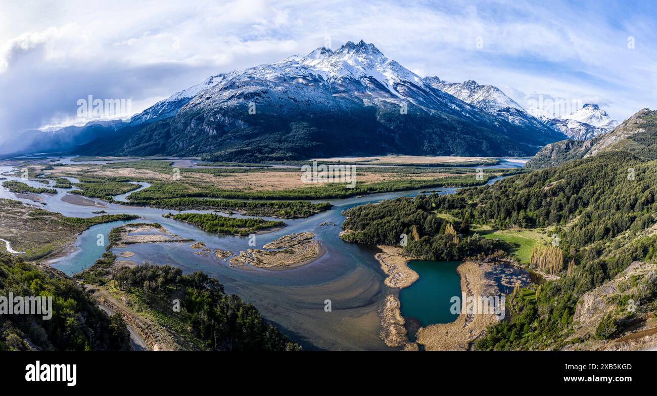 Confluence de la rivière Estero Parada qui se jette dans Rio Ibanez, vue aérienne au Mirador Rio Ibanez, montagnes enneigées au début du printemps, Patagonie, Chili Banque D'Images