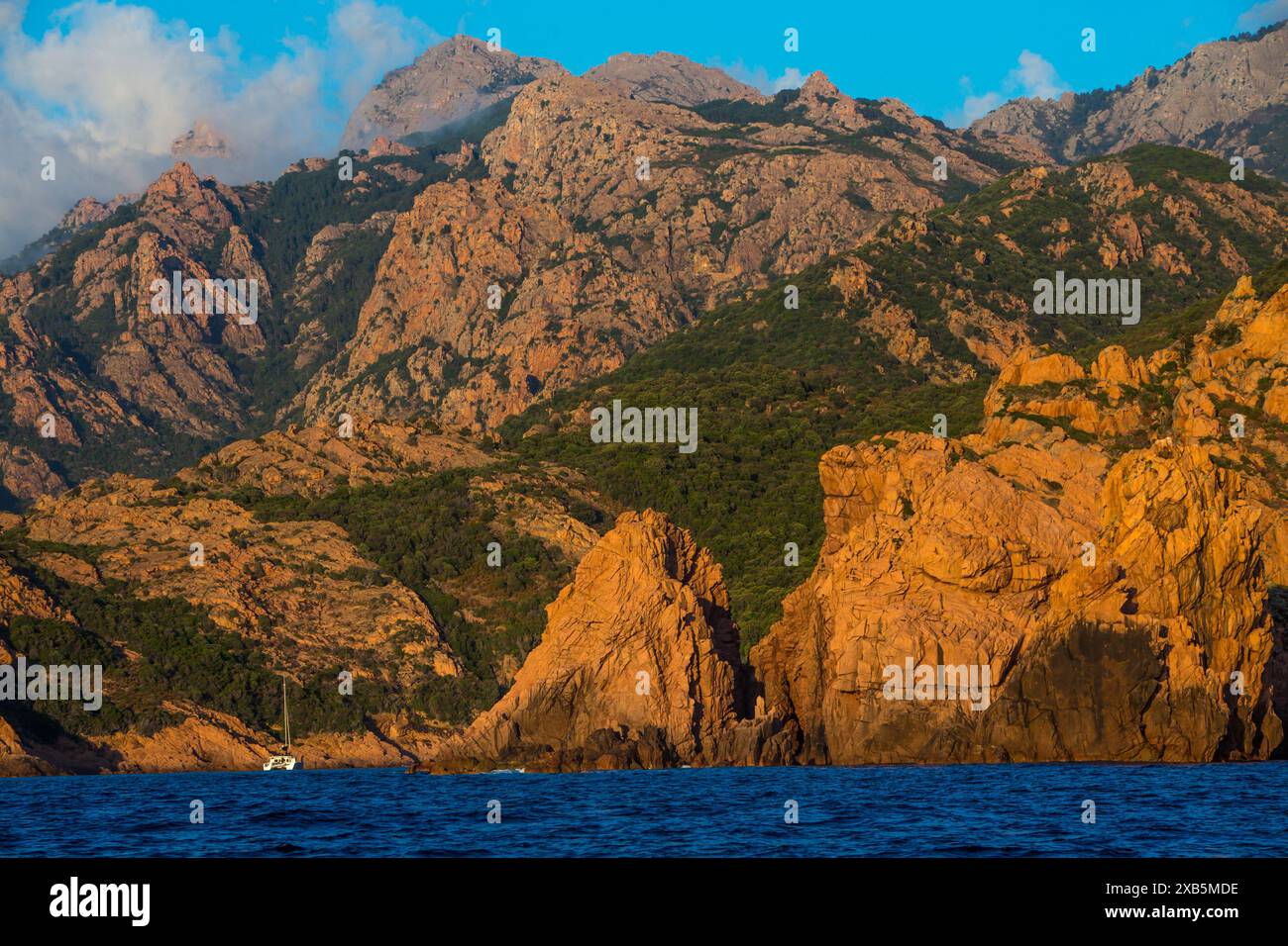 CORSE-DU-SUD (2A) LES CALANQUES DE PIANA (CLASSEES AU PATRIMOINE MONDIAL DE L'UNESCO), AU COUCHER DU SOLEIL Banque D'Images