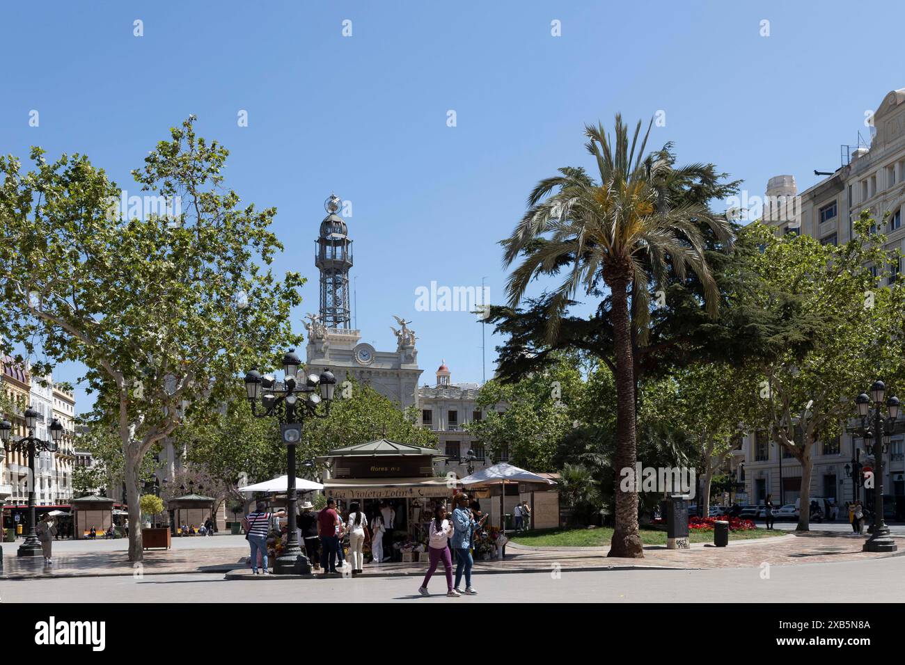 Valencia, Espagne, UE - 16 mai 2024. Hôtel de ville de Gandia, avec des drapeaux sur le balcon, un après-midi ensoleillé Banque D'Images