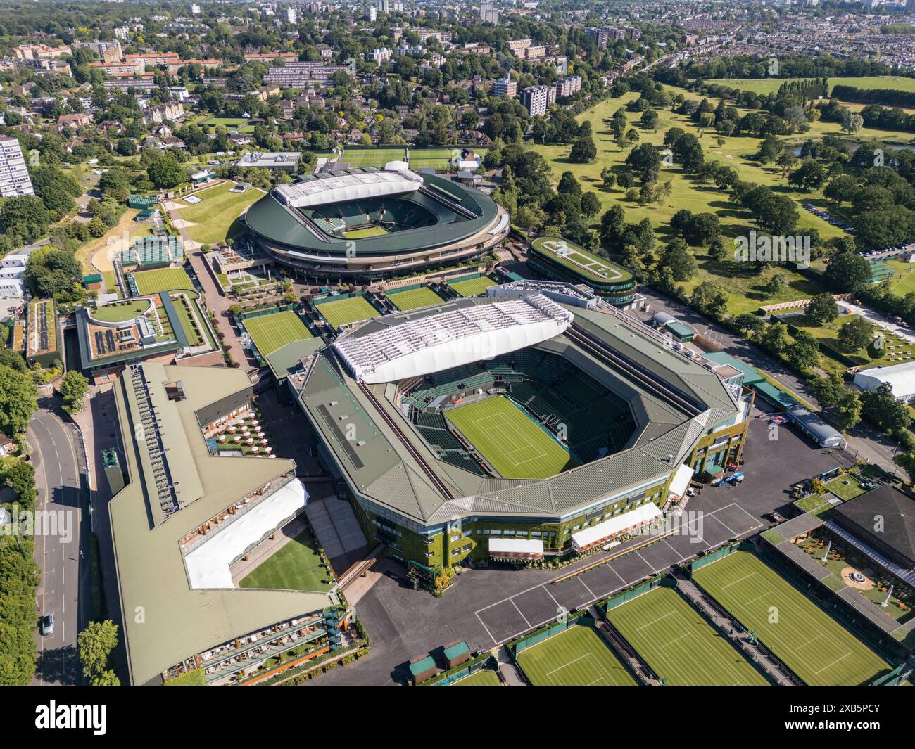 Vue aérienne du court central (grand court le plus proche) et du court No.1 au All England Lawn Tennis Club ou AELTC à Wimbledon, Londres, SW19, Royaume-Uni. Banque D'Images