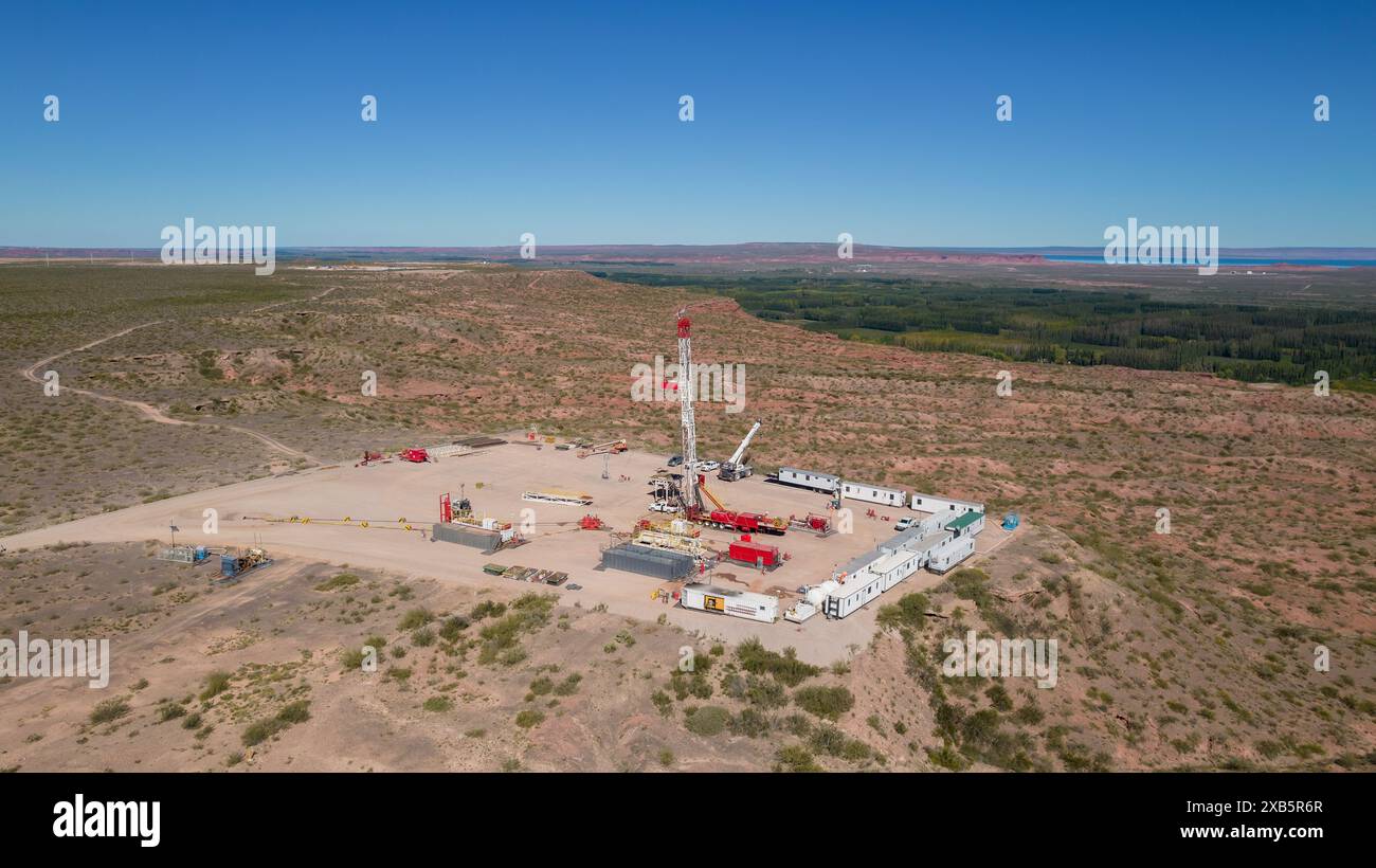 Équipement de traction. Entretien de puits de pétrole à Vaca Muerta (Argentine). Banque D'Images