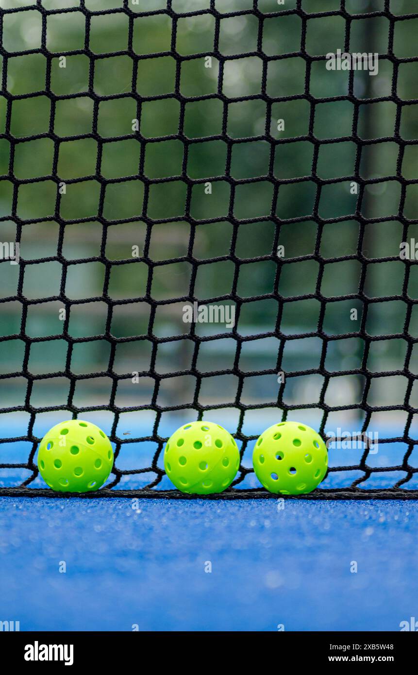 boules de pickleball vertes à côté du filet d'un terrain de pickleball Banque D'Images