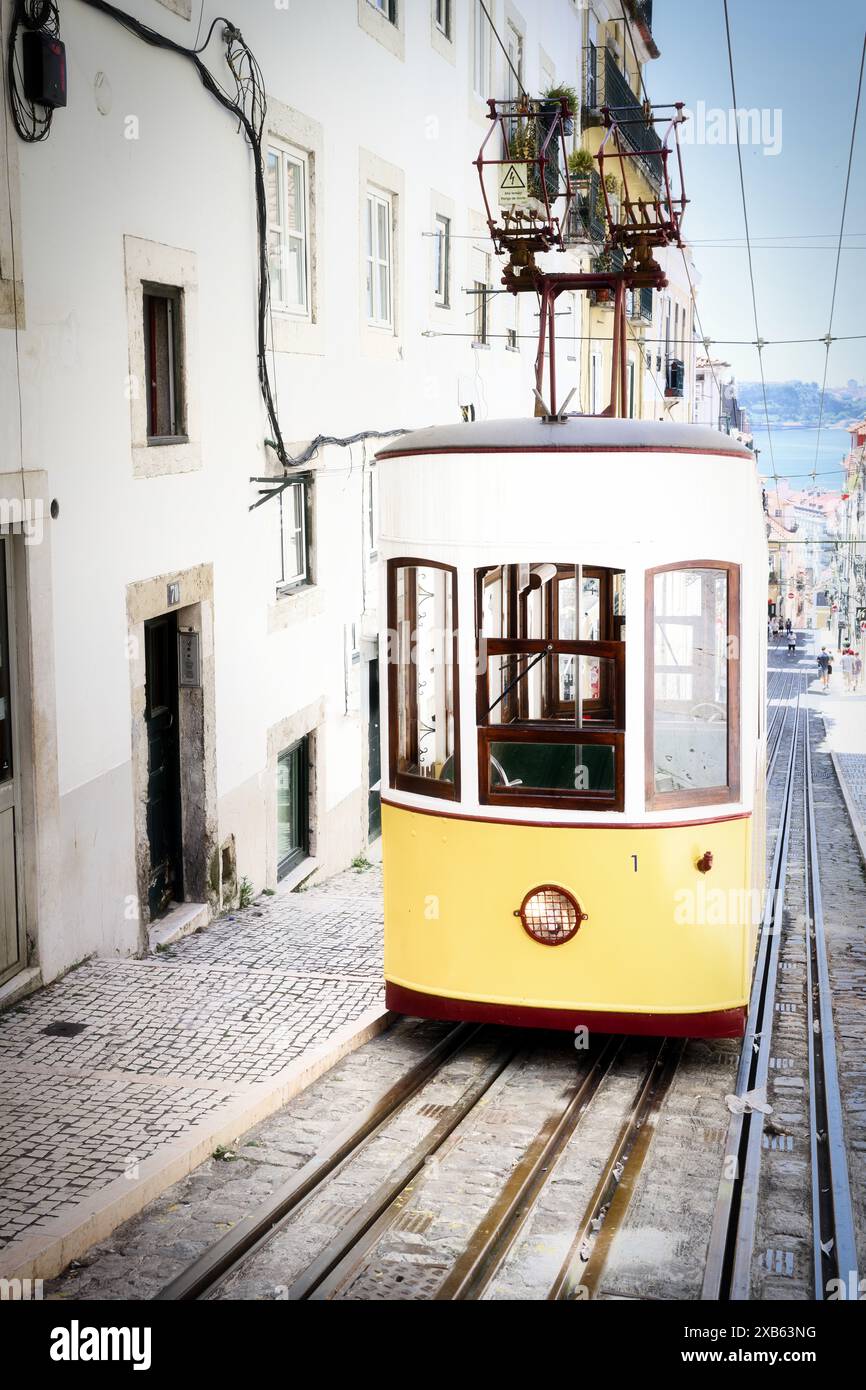 Un funiculaire de l'historique Elevador da Bica à Lisbonne est vide à la gare supérieure Banque D'Images