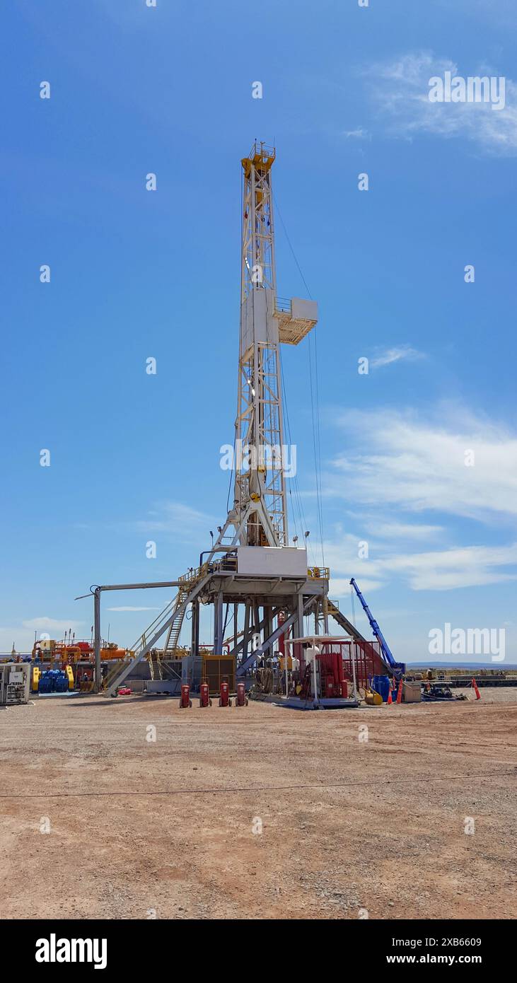 Vaca Muerta, Argentine, 23 décembre 2014 : extraction de pétrole non conventionnel. Batterie de chariots de pompage pour fracturation hydraulique (fracturation hydraulique). Banque D'Images