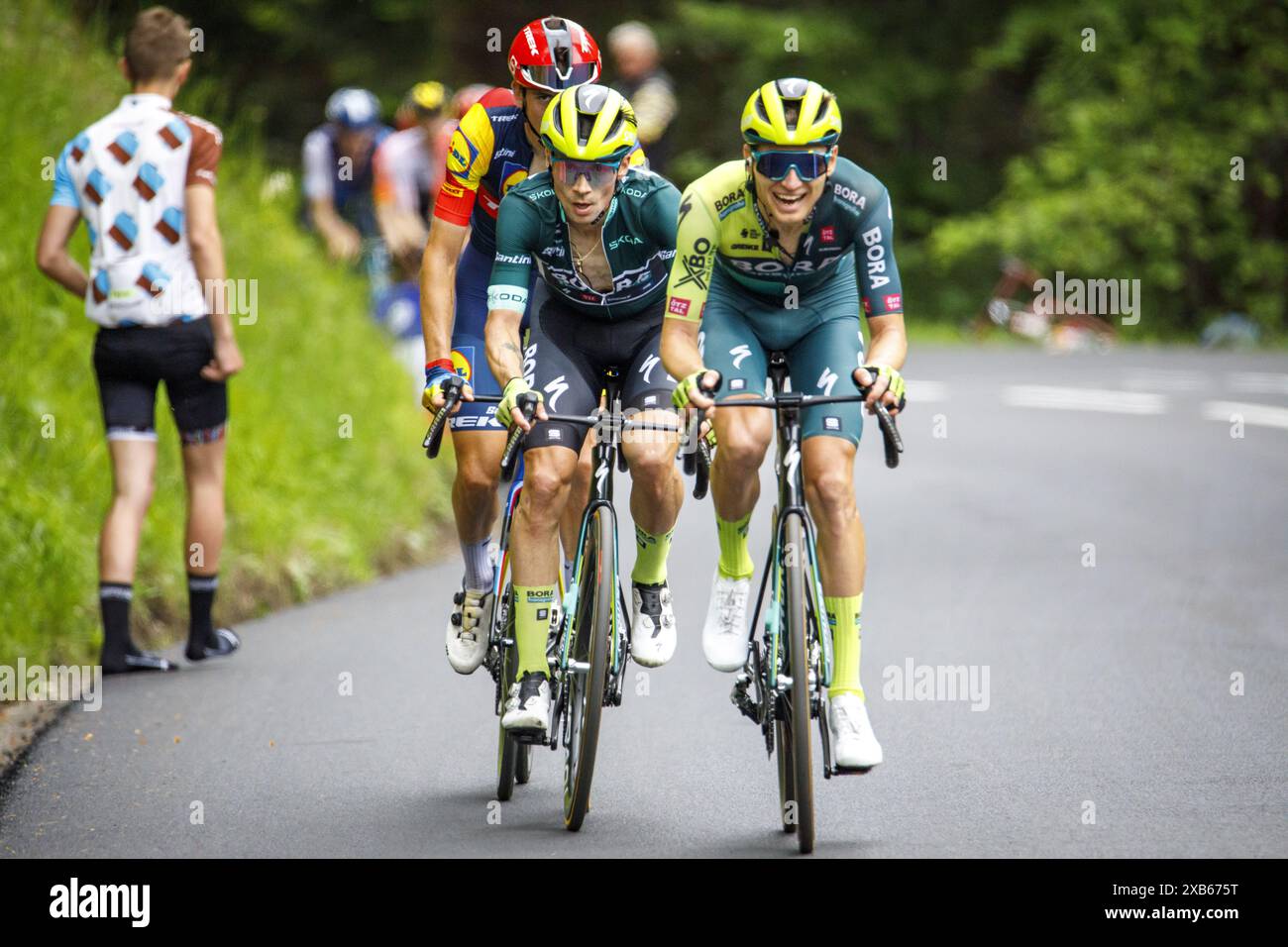 Primoz Rodgic reçoit de l’aide de son coéquipier Aleksandr Vlasov sur le dernier kilomètre jusqu’à la ligne d’arrivée. Étape 6 de la course annuelle du Critérium du Dauphiné 2024, avec départ à Hauterives et arrivée au collet d'Allevard. . Le Critérium du Dauphiné, connu avant 2010 sous le nom de Critérium du Dauphiné libéré, est une course cycliste annuelle sur route dans la région du Dauphiné, dans le sud-est de la France. La course se déroule sur huit jours durant la première quinzaine de juin. Banque D'Images
