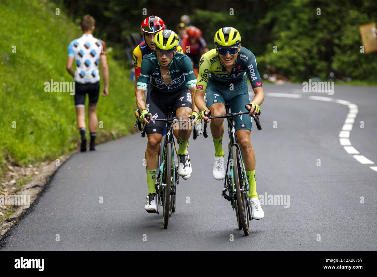 Primoz Rodgic reçoit de l’aide de son coéquipier Aleksandr Vlasov sur le dernier kilomètre jusqu’à la ligne d’arrivée. Étape 6 de la course annuelle du Critérium du Dauphiné 2024, avec départ à Hauterives et arrivée au collet d'Allevard. . Le Critérium du Dauphiné, connu avant 2010 sous le nom de Critérium du Dauphiné libéré, est une course cycliste annuelle sur route dans la région du Dauphiné, dans le sud-est de la France. La course se déroule sur huit jours durant la première quinzaine de juin. Banque D'Images
