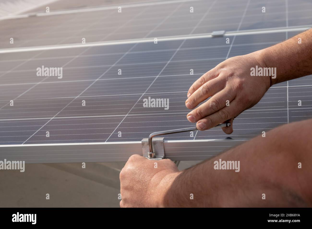 opérateur installant des équipements solaires en résidence Banque D'Images