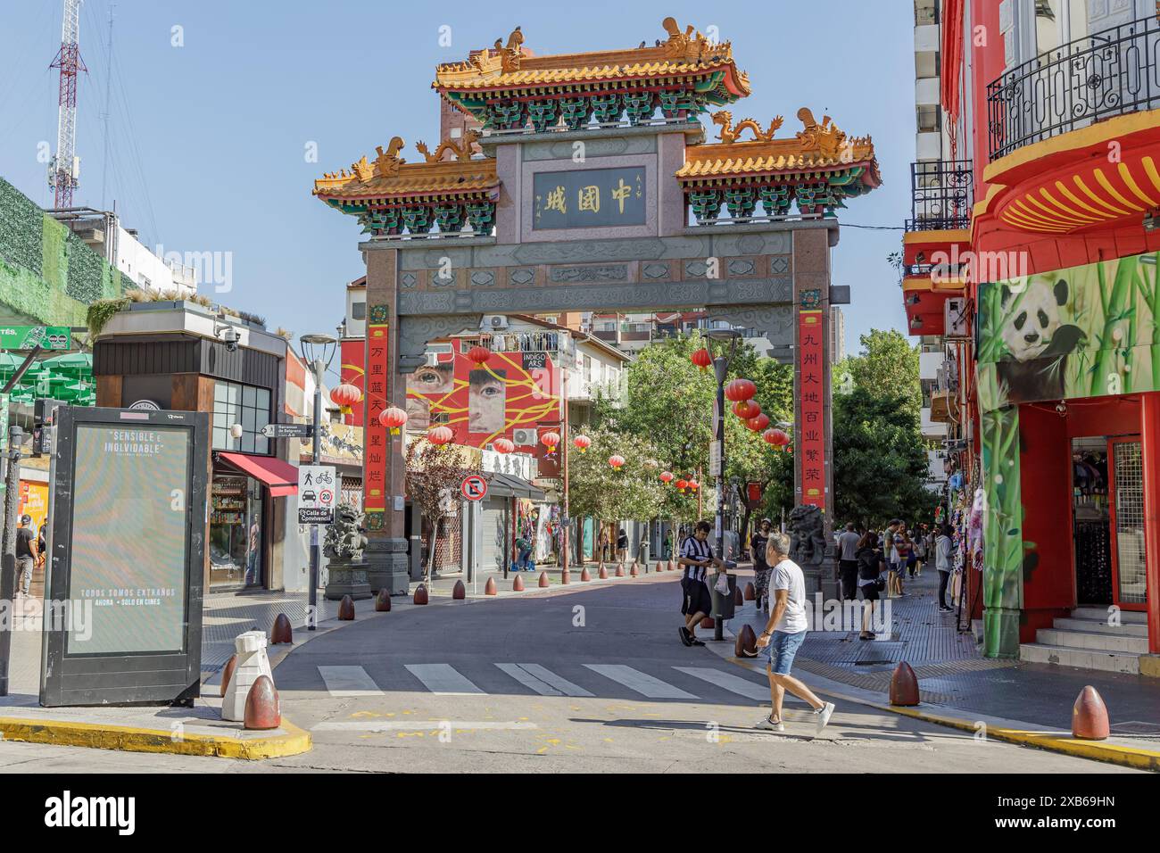 Buenos Aires, Argentine - 17 mars 2024 : les gens marchent dans le Chinatown de la ville de Buenos Aires. Banque D'Images