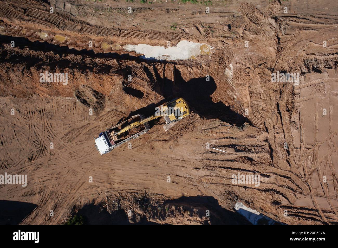 Chargeur sur roues jaune chargement de sable sur tombereau. (vue zénith) Banque D'Images