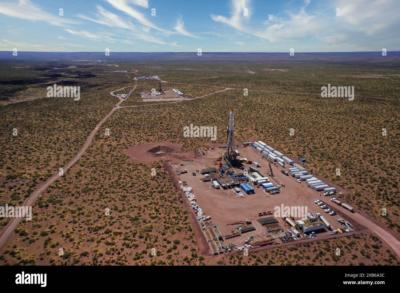 Vaca Muerta, Argentine, 2 décembre 2014 : extraction de pétrole non conventionnel. Batterie de chariots de pompage pour fracturation hydraulique (fracturation hydraulique). Banque D'Images