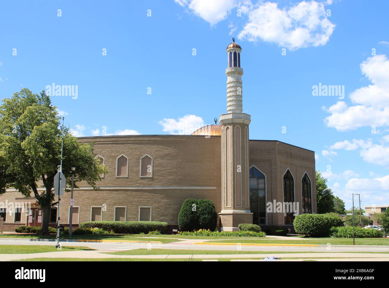 Mosquée du Centre communautaire musulman de Morton Grove en été avec des nuages cumulus Banque D'Images