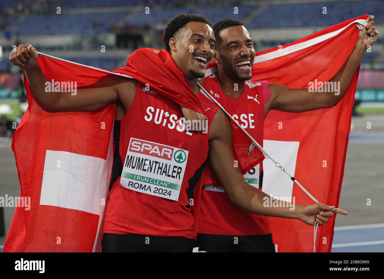 Rome, Italie. 10 juin 2024. Timothe Mumenthaler (à gauche) de Suisse et son compatriote William Reais célèbrent la finale masculine du 200m aux Championnats d'Europe d'athlétisme de Rome 2024 à Rome, Italie, le 10 juin 2024. Crédit : Li Jing/Xinhua/Alamy Live News Banque D'Images