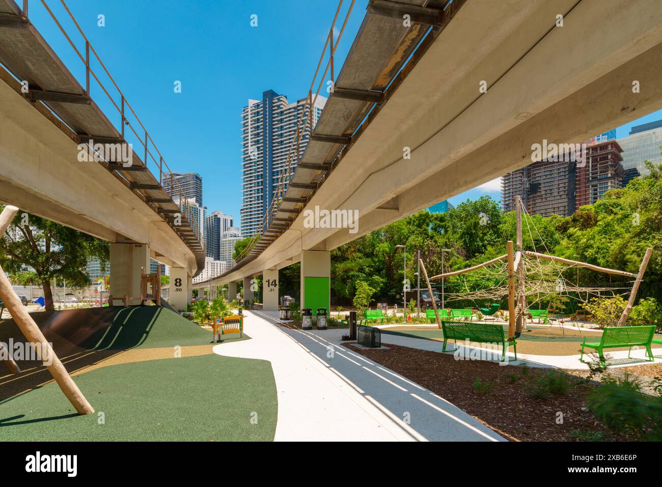 Miami souligne 2024. Sentier piétonnier pittoresque sous le tramway metrorail. Floride, États-Unis Banque D'Images