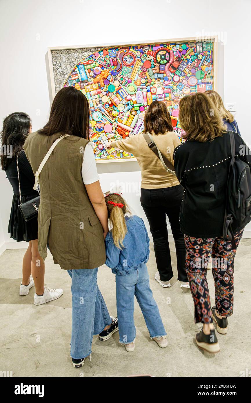 Miami Floride, Art Miami foire contemporaine, Art Basel week, intérieur intérieur intérieur, galeries d'art exposition de vente de peintures, sculpture regardant enfant chil Banque D'Images