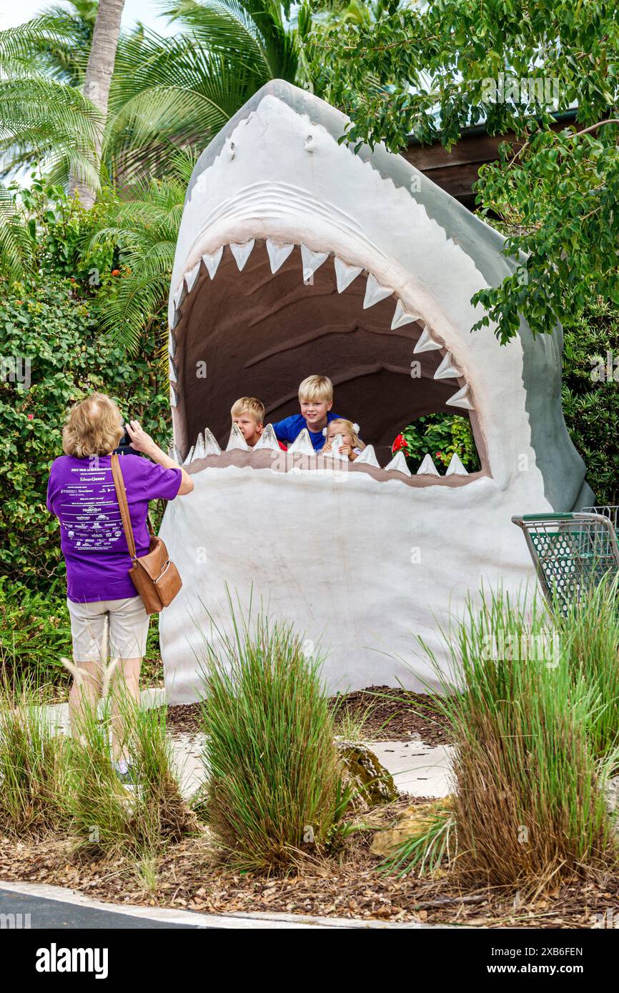 Fort ft. Lauderdale Dania Beach Florida, Bass Pro Shops, extérieur, grande sculpture de requin shite, possibilité de photo, mère parent prenant photo, enfant Banque D'Images