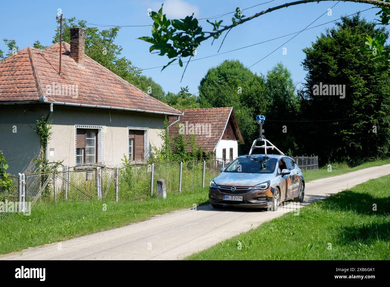 google street view voiture avec caméra montée sur le toit conduisant le long de la voie de campagne rurale zala comté de hongrie Banque D'Images
