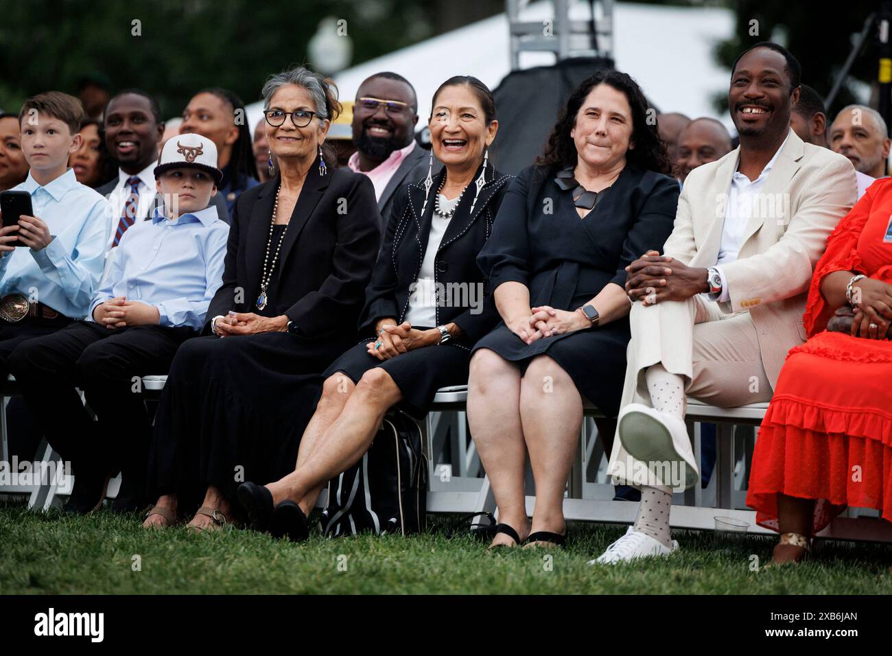 Fairfax, États-Unis. 10 juin 2024. Deb Haaland, secrétaire américaine de l’intérieur, au centre, et Isabel Casillas Guzman, administratrice de la US Small Business Administration (SBA), deuxième à droite, lors d’un Junetneuvième concert sur la pelouse sud de la Maison Blanche à Washington, DC, États-Unis, lundi 10 juin, 2024. en 2021, Biden a signé une loi faisant du Junetenth la fête fédérale la plus récente du pays. Photo de Ting Shen/Pool/ABACAPRESS. COM Credit : Abaca Press/Alamy Live News Banque D'Images