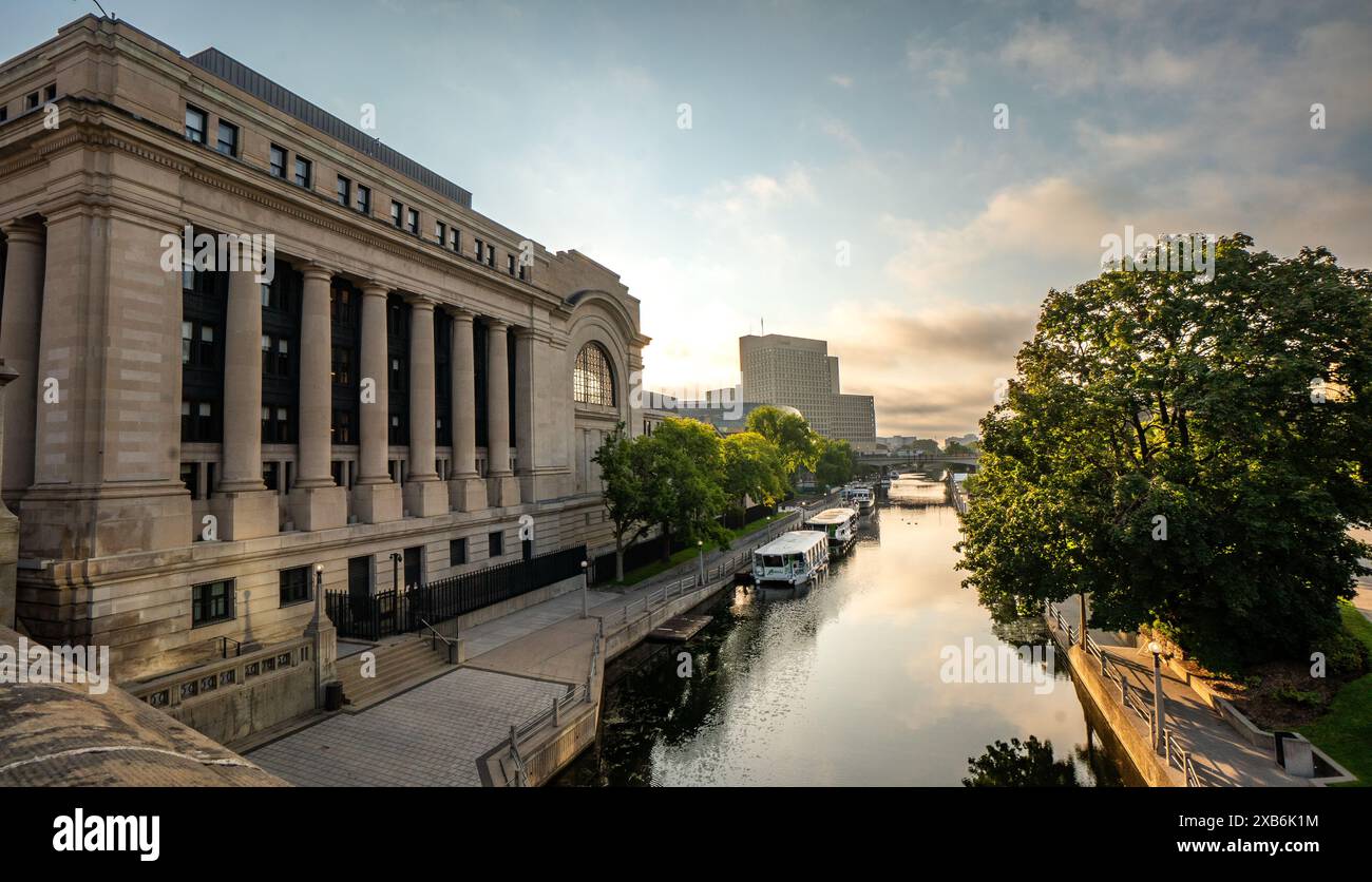 Canal Rideau au lever du soleil avec l'édifice du Sénat du Canada Banque D'Images