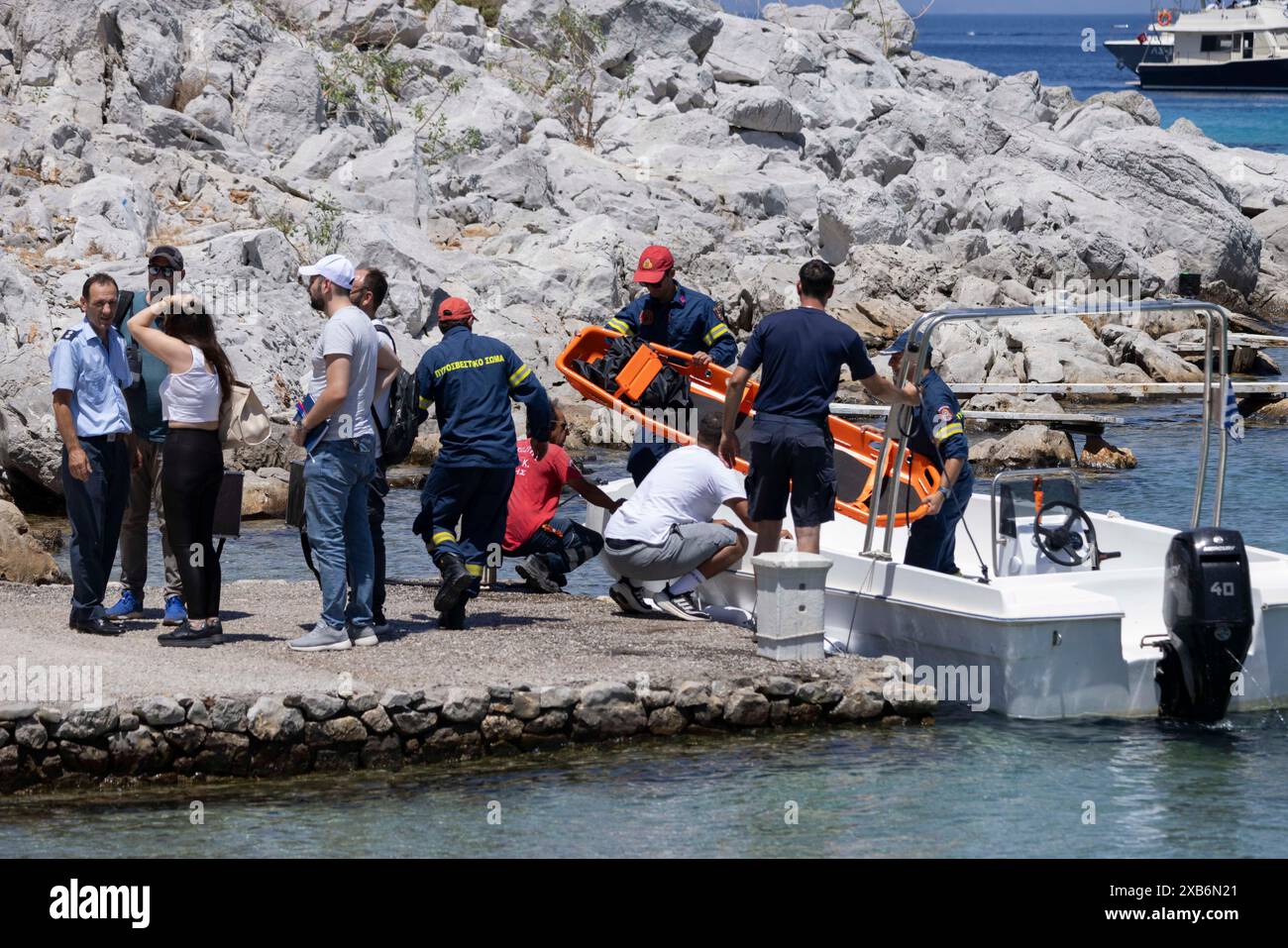 Samedi, d'autres recherches par les services d'urgence incendie grecs dans les collines entourant Pedi à la recherche du Dr britannique Michael Mosley, île de Symi, Grèce. Banque D'Images