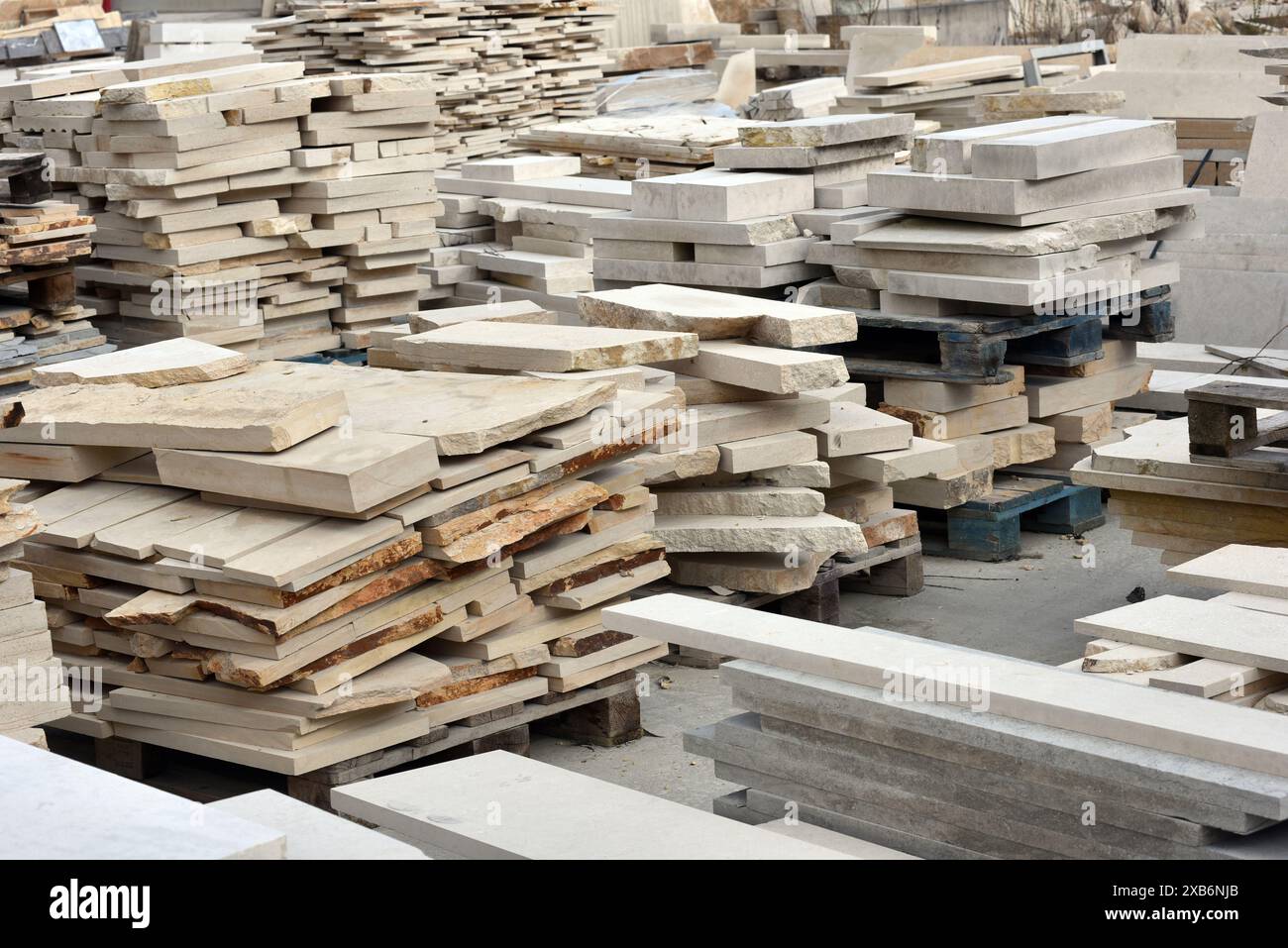 Atelier pour le traitement de produits en pierre. Entrepôt de pierre naturelle décorative en plein air. Boutures de calcaire pour la production Banque D'Images