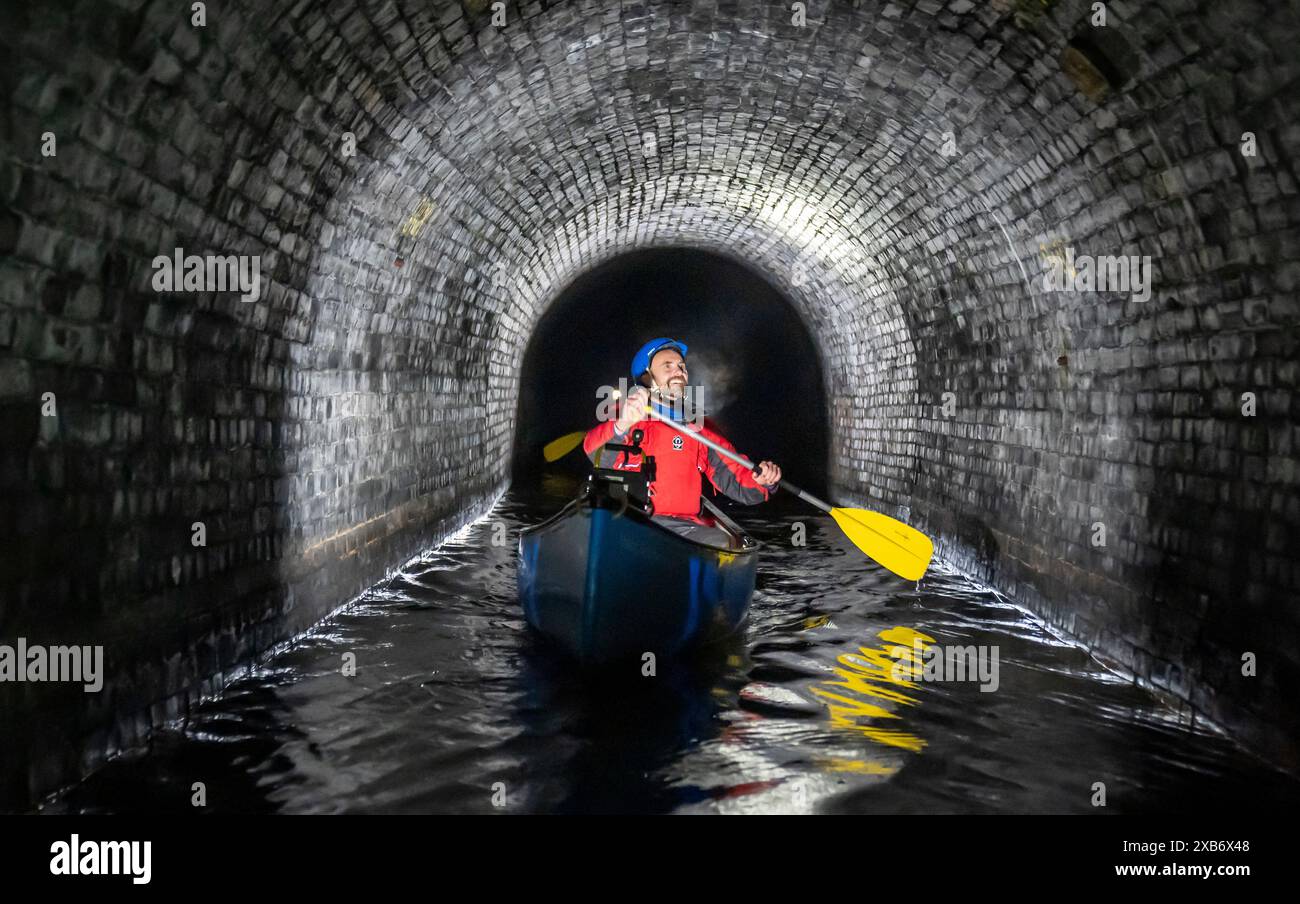 Gordon McMinn, chef d'équipe de canal & River Trust, canots à travers le tunnel Standedge sur le canal étroit Huddersfield, décrit comme l'une des sept merveilles des voies navigables britanniques, le tunnel est près de trois miles et demi de long, il a fallu plus de 17 ans pour creuser à la main et a été achevé en 1811, devenant le tunnel de canal le plus long, le plus profond et le plus haut du Royaume-Uni à 645 pieds au-dessus du niveau de la mer, creusant quelque 638 pieds sous les Pennines. Date de la photo : lundi 10 juin 2024. Banque D'Images