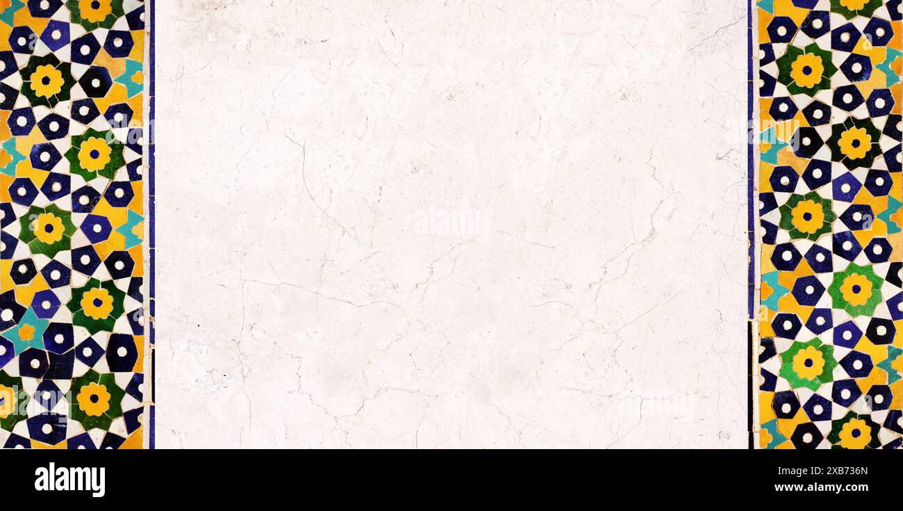 Détail du mur traditionnel en mosaïque persane avec ornement géométrique, Iran. Fond horizontal ou vertical avec tuile de céramique. Modèle de maquette. Copier Banque D'Images