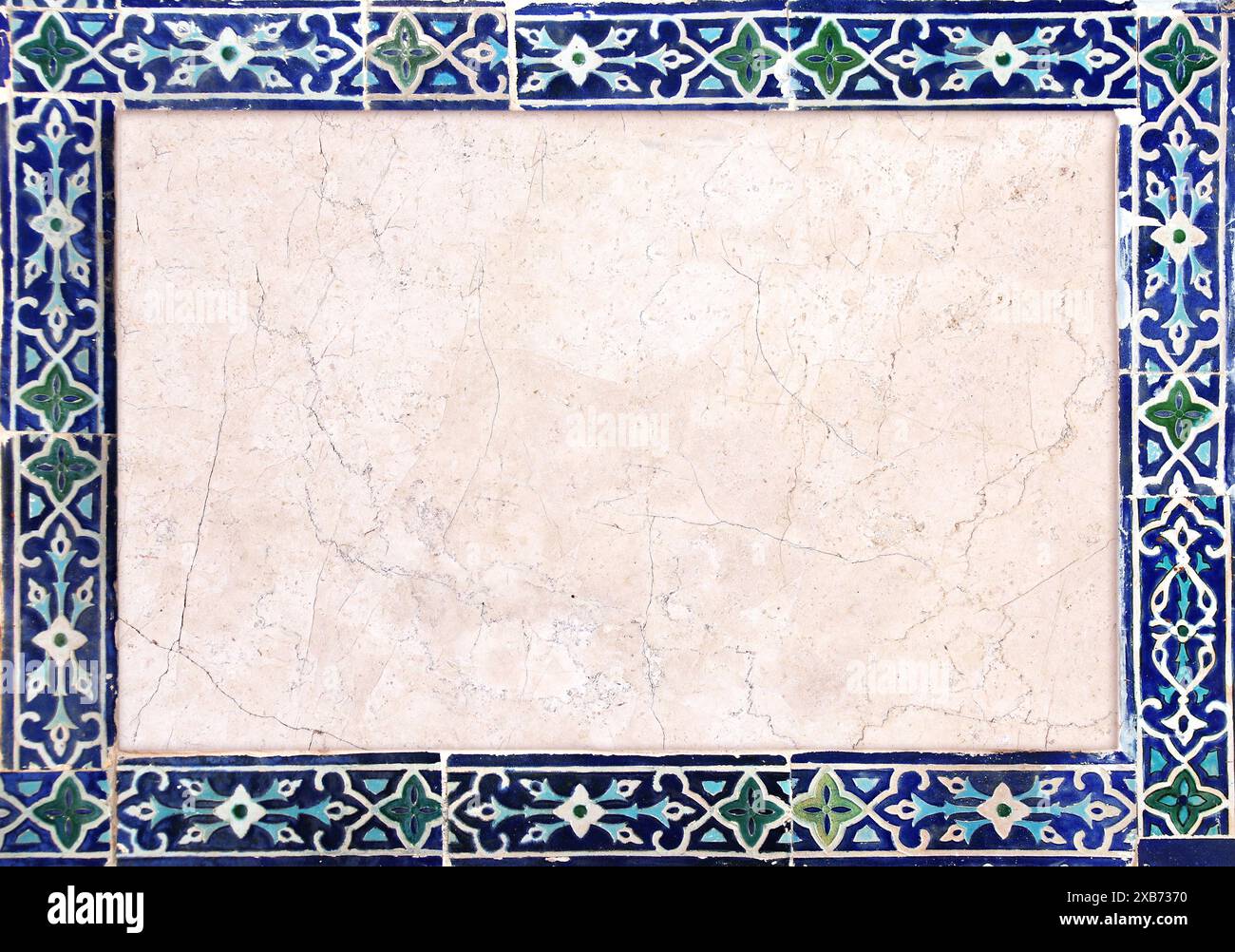 Détail du mur traditionnel en mosaïque persane avec ornement floral. Fond horizontal ou vertical avec tuile de céramique. Modèle de maquette. Copier l'espace pour Banque D'Images