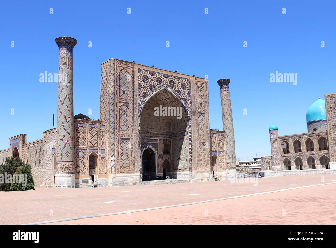 Célèbre monument - Ulugh Beg Madrasah sur la place Registan, Samarcande, Ouzbékistan. Façade majestueuse de la Madrasa Ulugh Beg, décorée de belle CER Banque D'Images