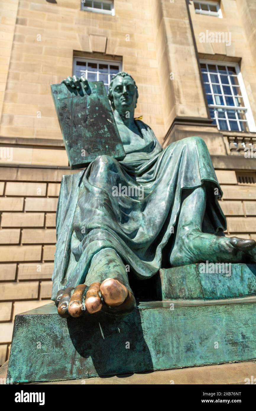 Statue de David Hume, Édimbourg. Toucher l’orteil de ce philosophe écossais du XVIIIe siècle évoque prétendument la bonne fortune Banque D'Images