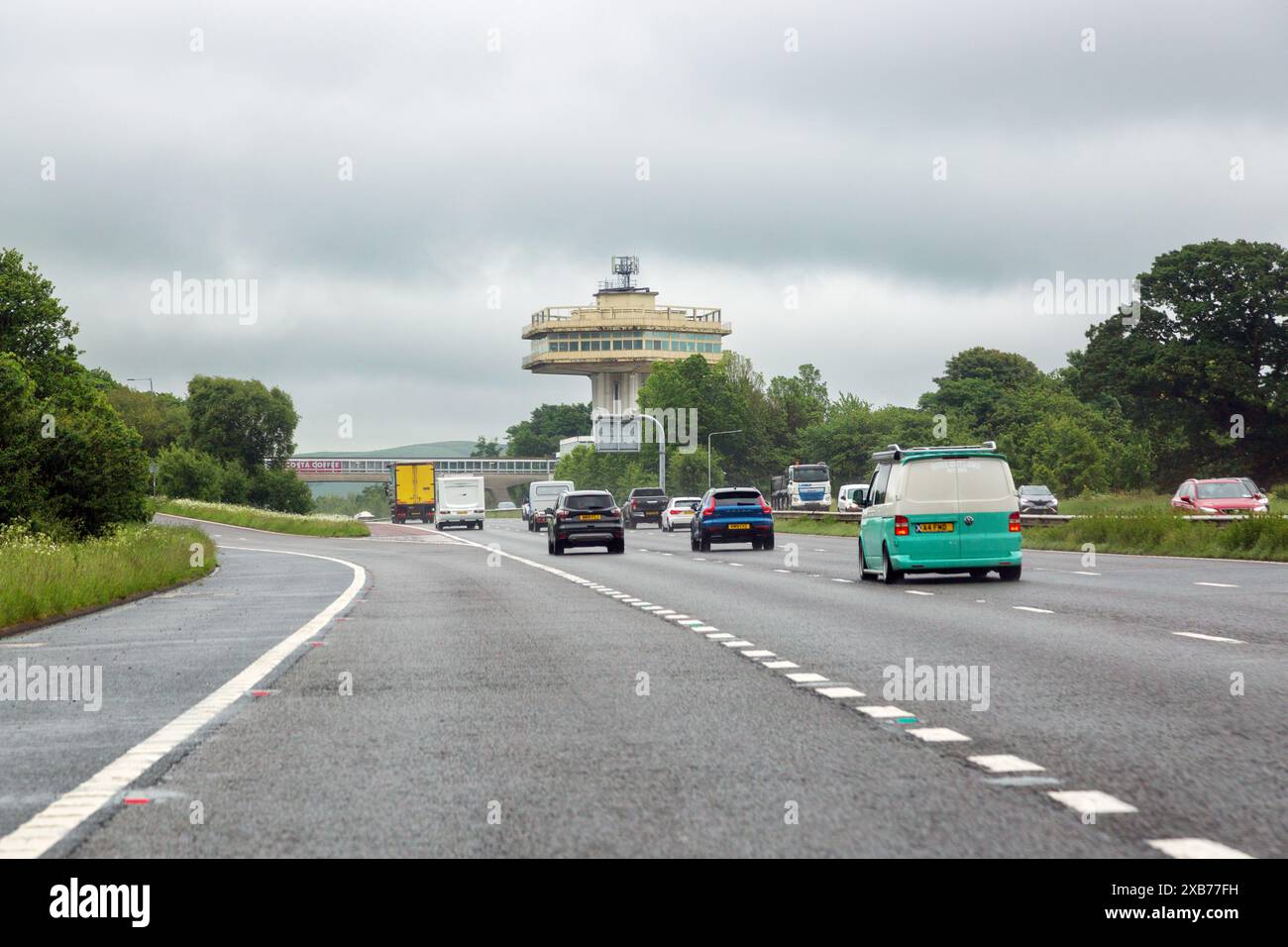 La Pennine Tower at Lancaster (Forton) est une station-service autoroutière située entre les jonctions 32 et 33 de l'autoroute M6 en Angleterre Banque D'Images