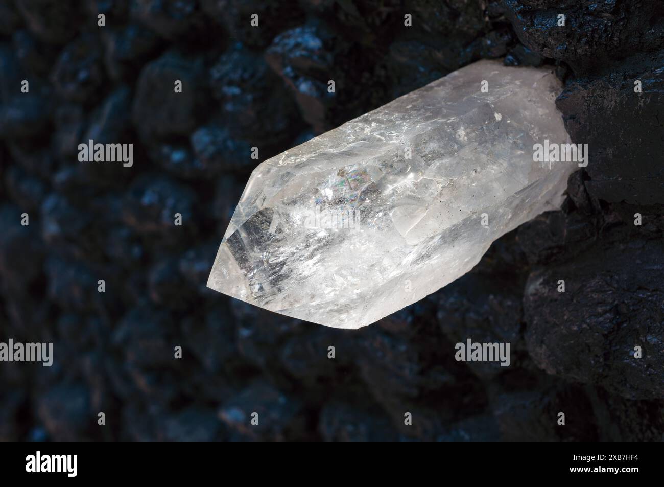 Cristal de quartz sur un fond de charbon gros plan Banque D'Images