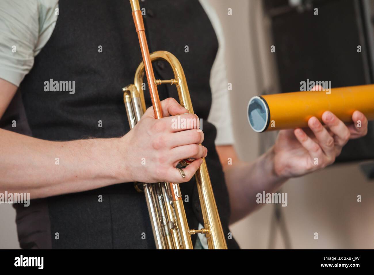 L'instrument de musique Shaker est dans la main d'un trompettiste. Il s'agit d'un instrument de musique percussif utilisé pour créer du rythme dans la musique Banque D'Images
