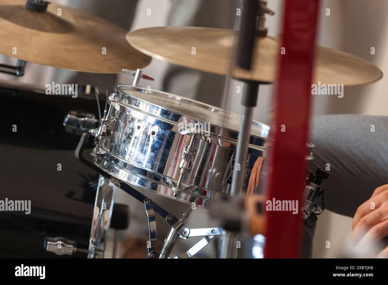 Jeu de tambours, gros plan avec flou sélectif. Photo de fond de musique live Banque D'Images