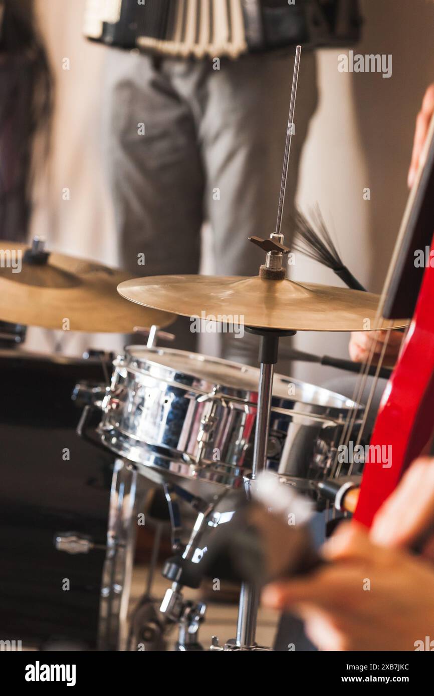 Ensemble tambour, gros plan avec mise au point sélective. Fond de musique live, photo verticale Banque D'Images