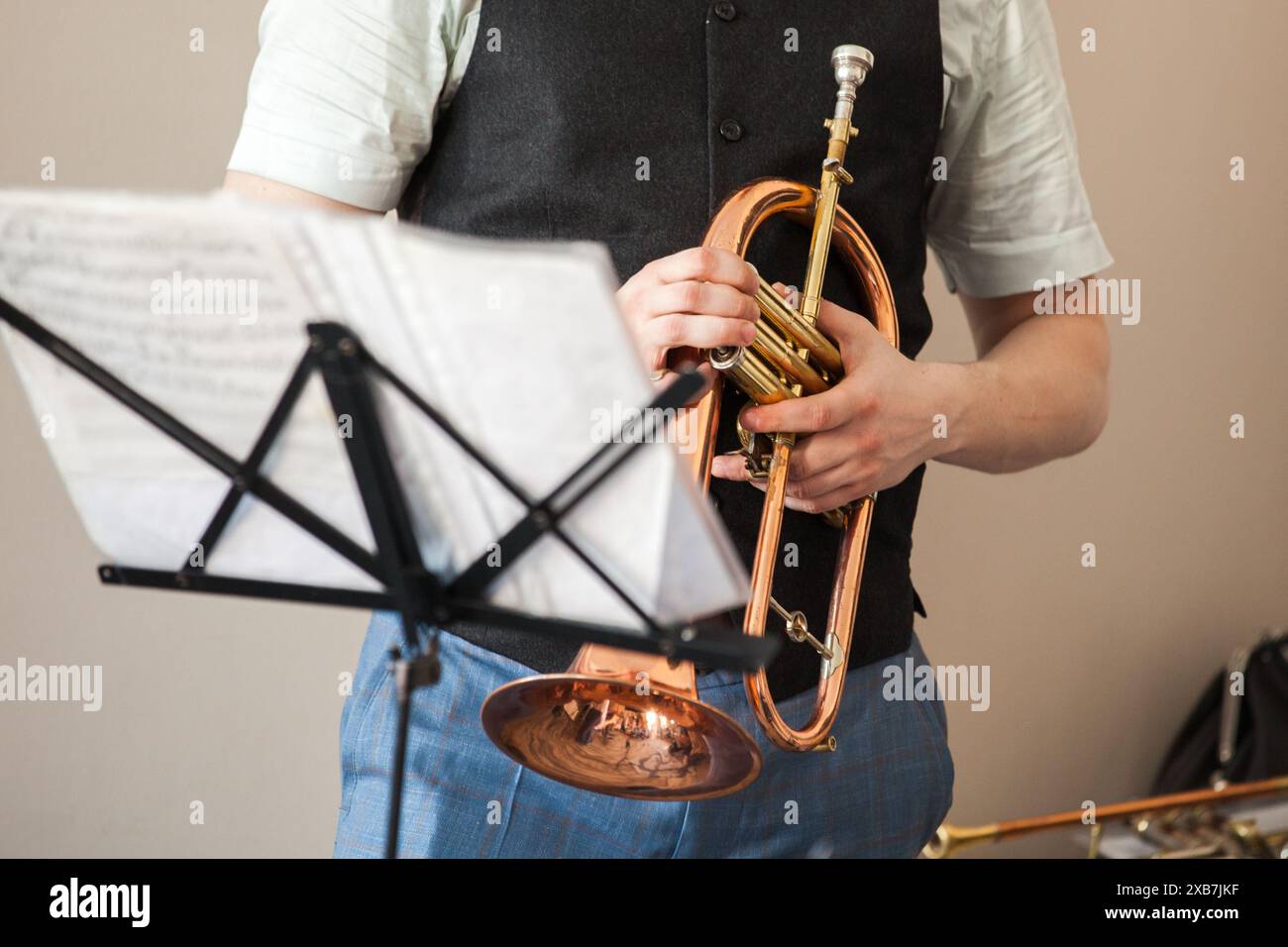 Corne Flugel dans les mains d'un musicien, vue rapprochée avec mise au point sélective. Photo de fond de musique live Banque D'Images