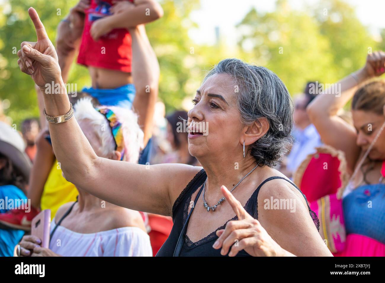 Une femme plus âgée s'amusant et dansant à un festival d'été en plein air à Londres montrant un vieillissement positif. Banque D'Images