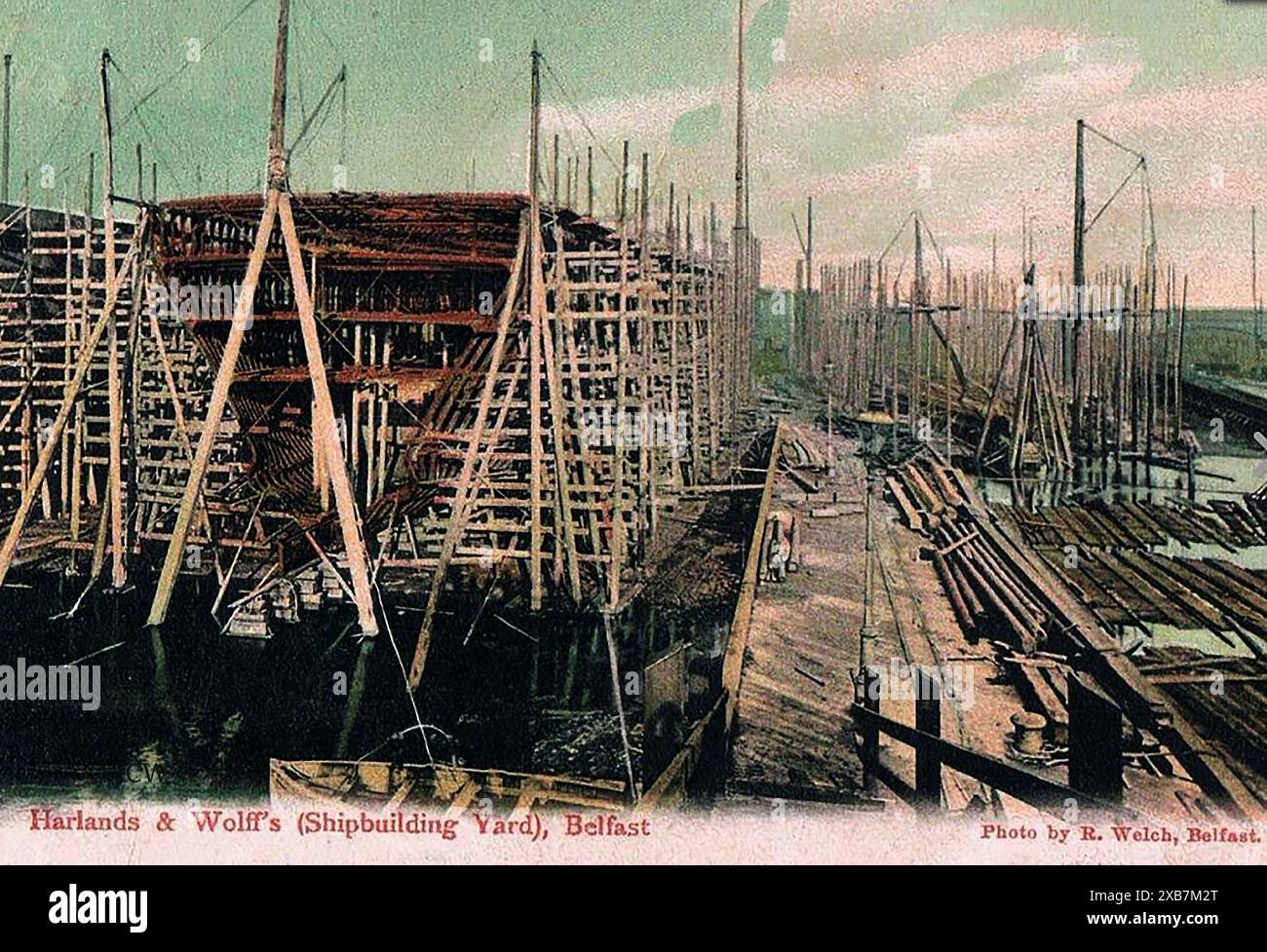 Une vieille carte postale montrant un lourd échafaudage maritime sur un navire en bois au chantier naval Harland & Wolff de Belfast, en Irlande Banque D'Images