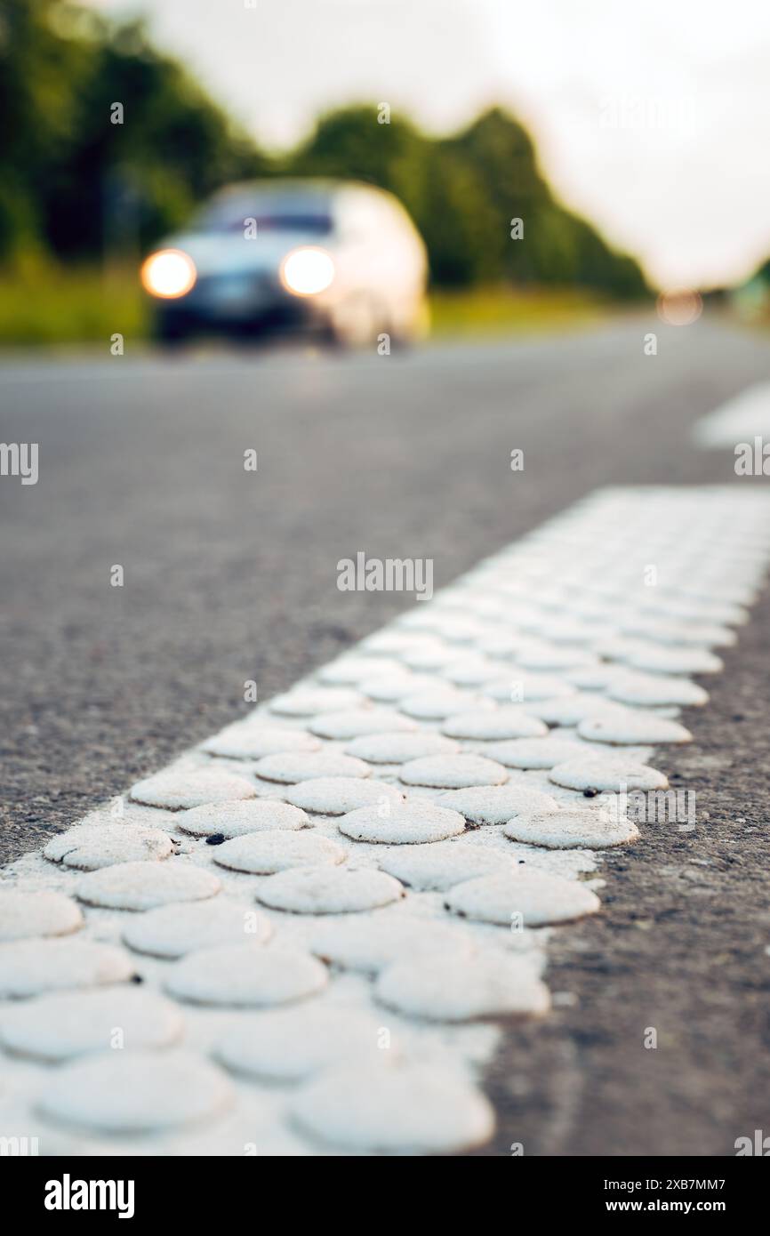 Bandes structurées en plastique froid avec motif de points pour le marquage de la surface de la route, mise au point sélective Banque D'Images