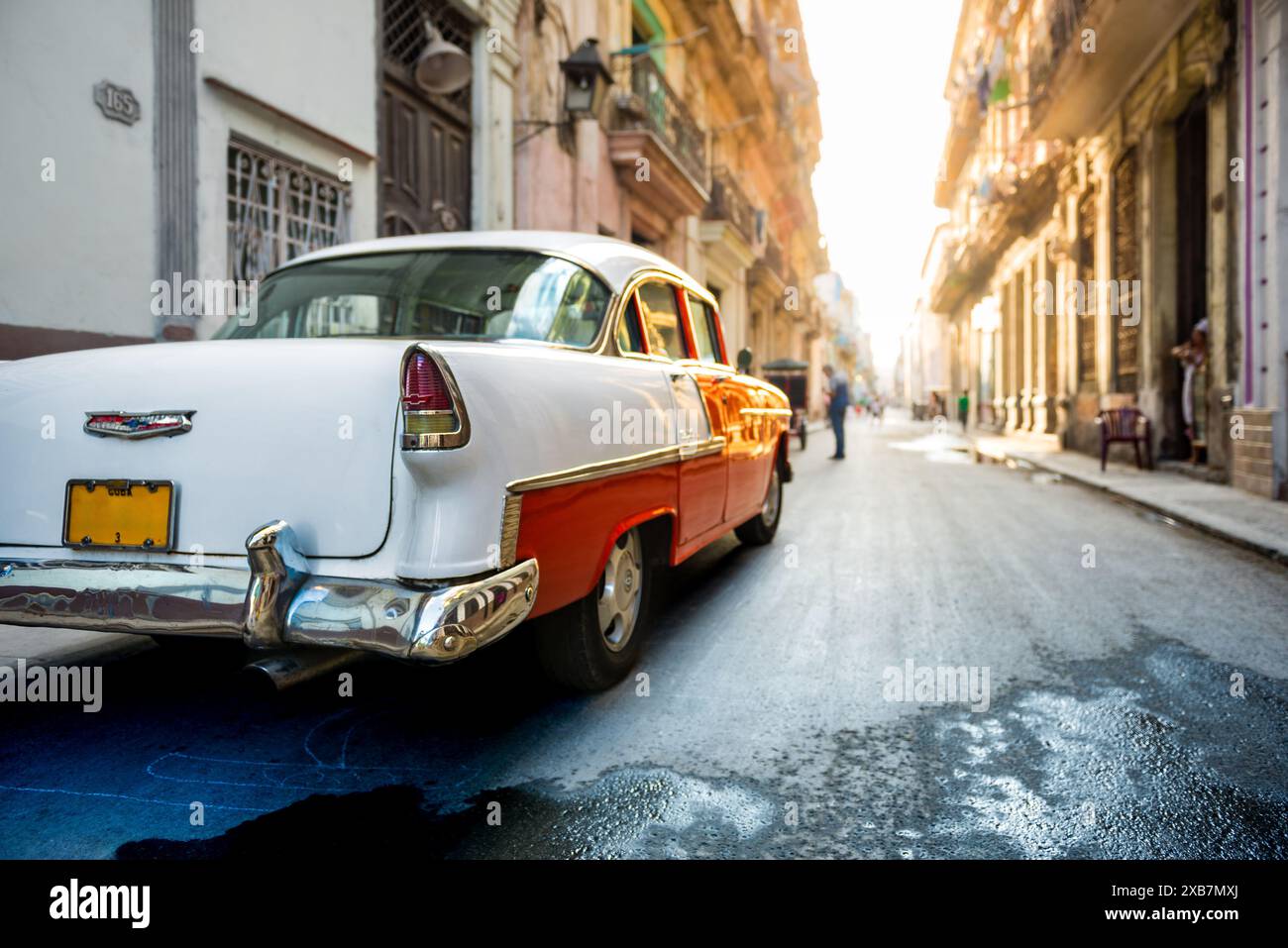 Voiture classique Chevy 1950's blanc et rouge parc dans une rue étroite à la Havane, Cuba la lumière du matin sur le fond Banque D'Images