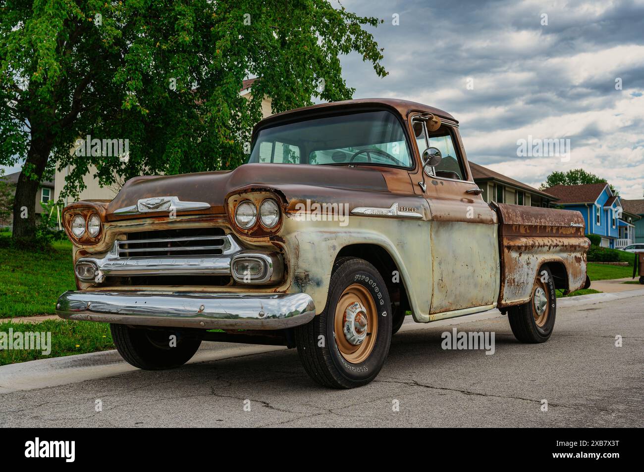 Une camionnette vintage garée sur le bord de la route Banque D'Images