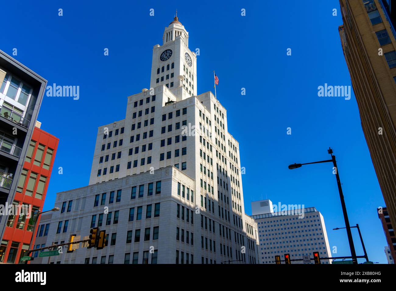 Immeuble de bureaux blanc avec Tour de l'horloge à Philadelphie, Pennsylvanie, États-Unis. Banque D'Images