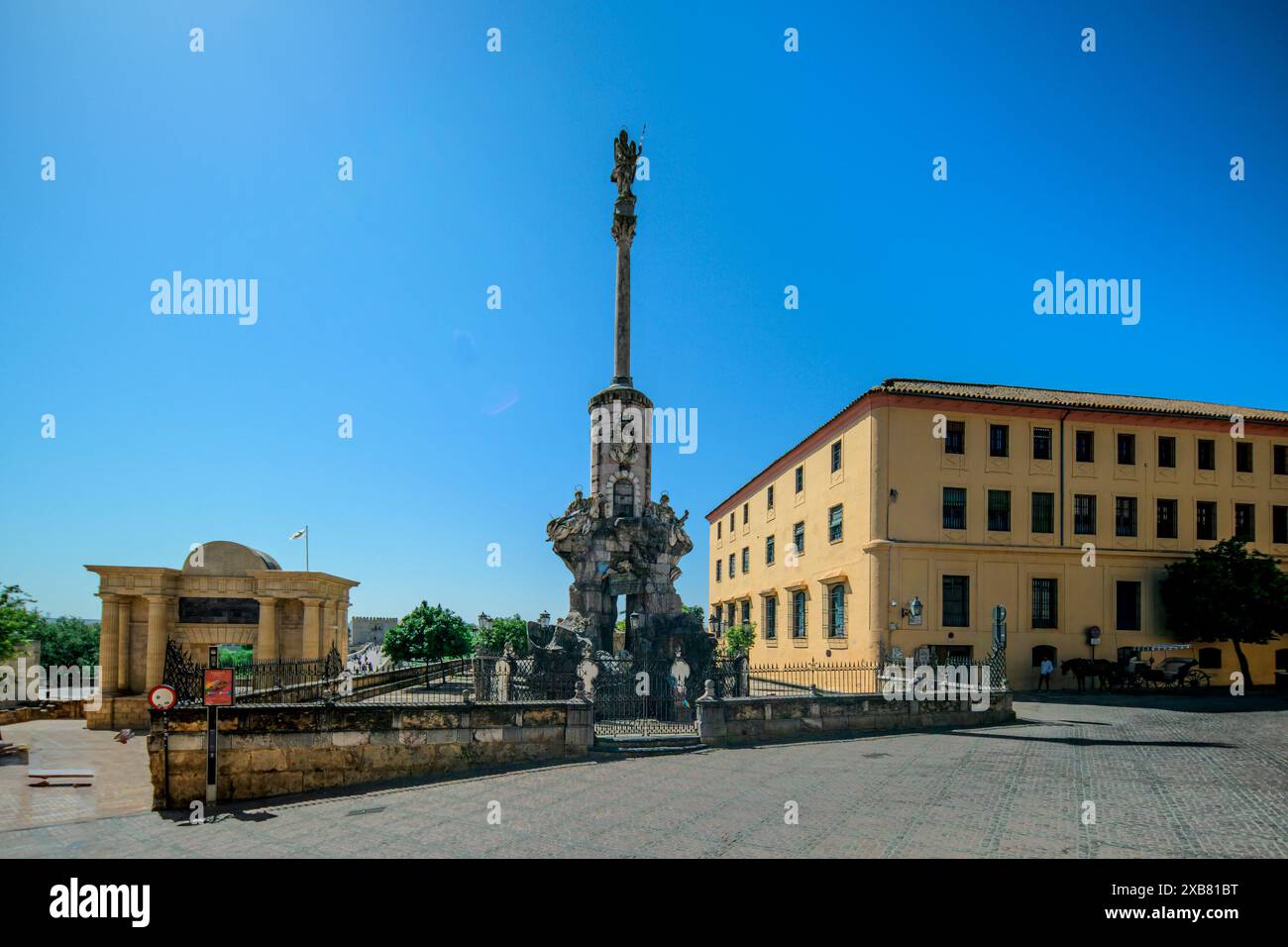 La colonne éthérée qui soutient la statue de l'Archange se dresse au sommet d'une tour qui s'élève d'une grotte, symbolisant trois mondes Banque D'Images