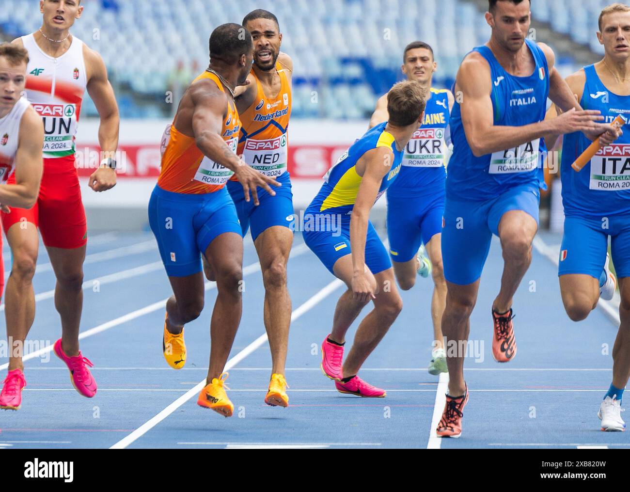 ROME - Terrence Agard et Ramsey Angela en action dans le relais 4x400m masculin le cinquième jour des Championnats d'Europe d'athlétisme. ANP IRIS VAN DEN BROEK Banque D'Images