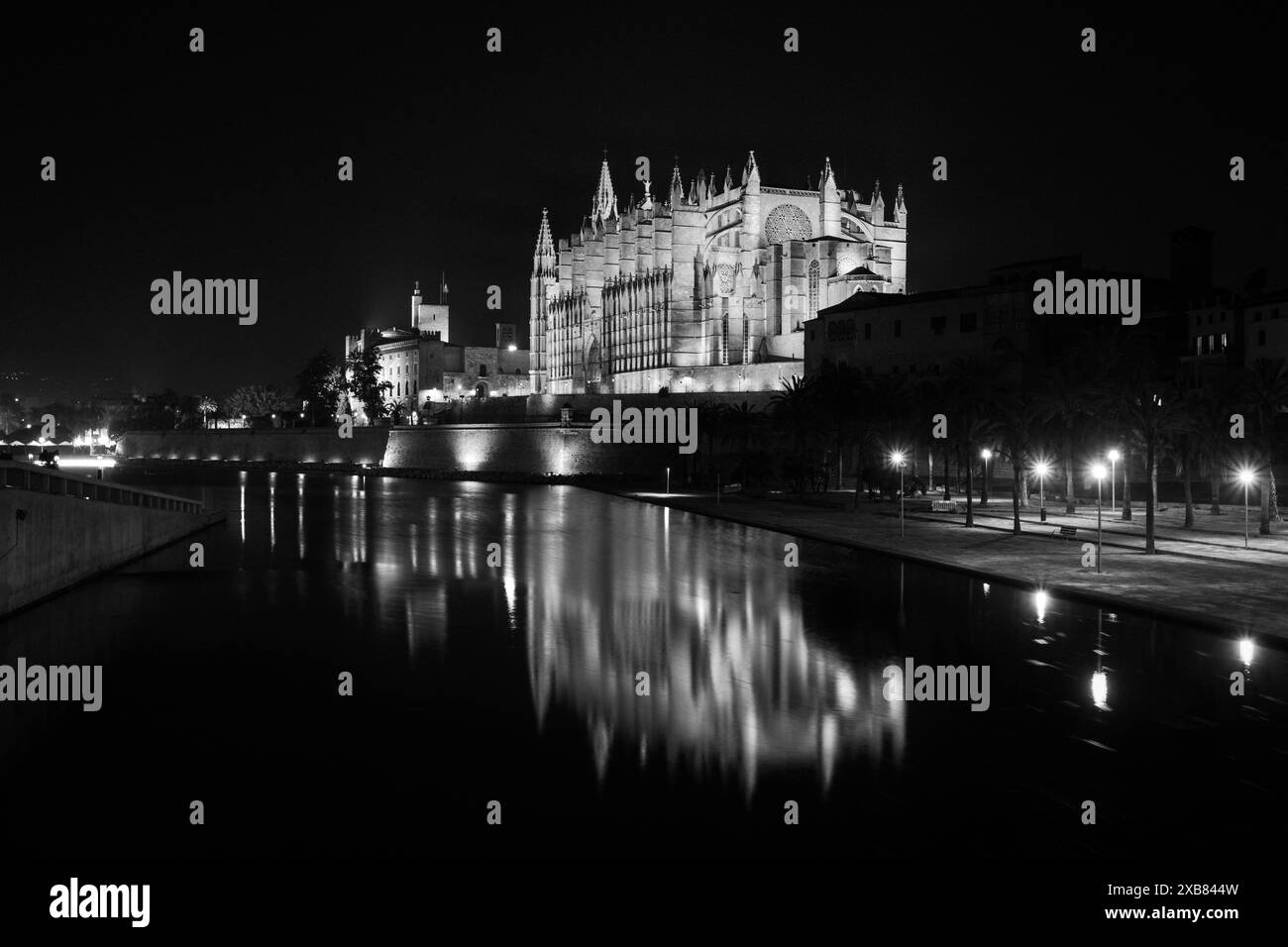 Un élégant bâtiment historique en bord de mer illuminé la nuit Banque D'Images