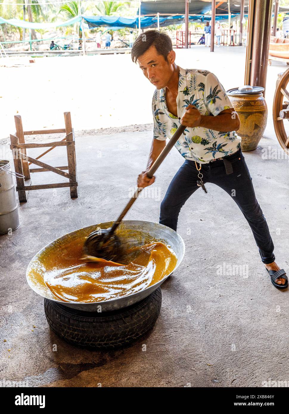 Fabrication de sucre de palme de noix de coco, Tha Kha Floating Market, Thaïlande Banque D'Images